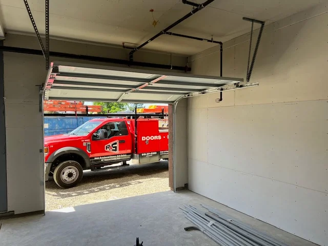 the prompt response and on-site mechanical troubleshooting provided by a local garage door repair company